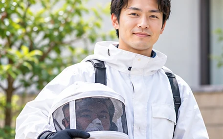 防護服を着た蜂の巣駆除のスタッフ
