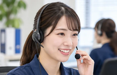 ヘッドセットでご相談を受け付けるオペレーター